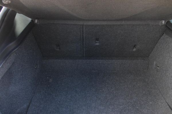 Volvo V40 T3 152PK Automaat Dynamic Edition Dealer onderhouden / Zwarte hemel / Standkachel / Navigatie / 17" lichtmetalen velgen / Cruise Control /