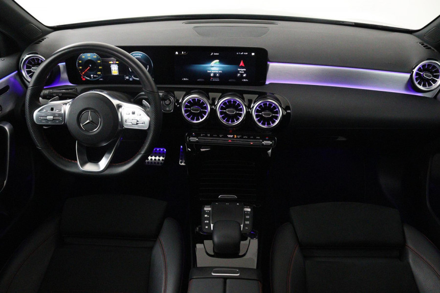 Mercedes-Benz A-Klasse 180 Business Solution AMG (PANORAMADAK, SFEERVERLICHTING, STOELVERWARMING, CAMERA, NAVIGATIE, NL-AUTO)