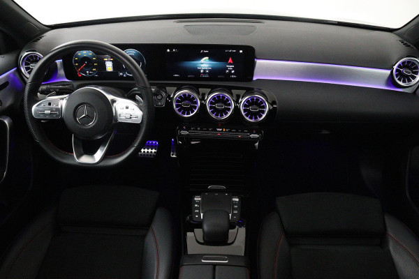 Mercedes-Benz A-Klasse 180 Business Solution AMG (PANORAMADAK, SFEERVERLICHTING, STOELVERWARMING, CAMERA, NAVIGATIE, NL-AUTO)