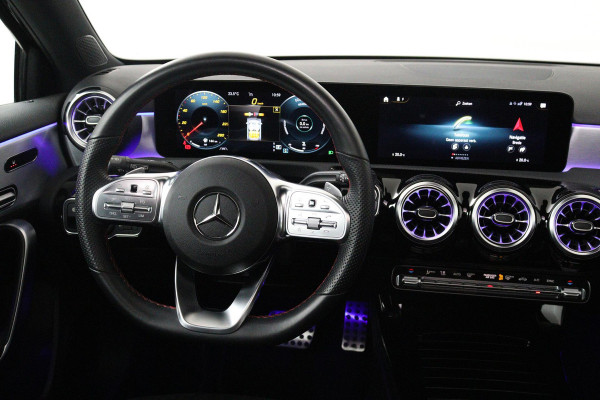 Mercedes-Benz A-Klasse 180 Business Solution AMG (PANORAMADAK, SFEERVERLICHTING, STOELVERWARMING, CAMERA, NAVIGATIE, NL-AUTO)