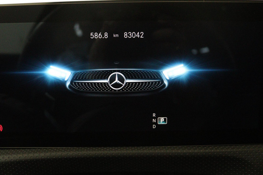 Mercedes-Benz A-Klasse 180 Business Solution AMG (PANORAMADAK, SFEERVERLICHTING, STOELVERWARMING, CAMERA, NAVIGATIE, NL-AUTO)