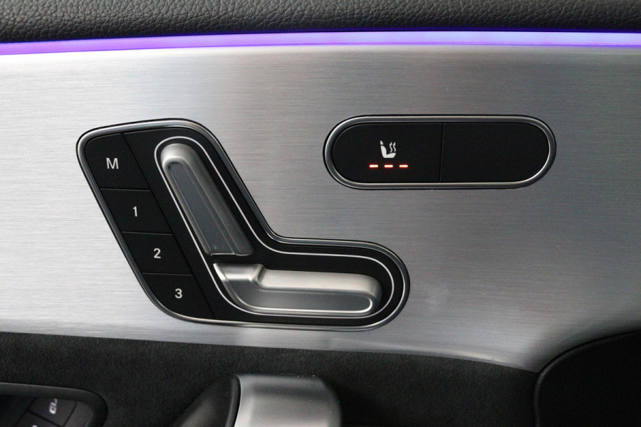 Mercedes-Benz A-Klasse 180 Business Solution AMG (PANORAMADAK, SFEERVERLICHTING, STOELVERWARMING, CAMERA, NAVIGATIE, NL-AUTO)
