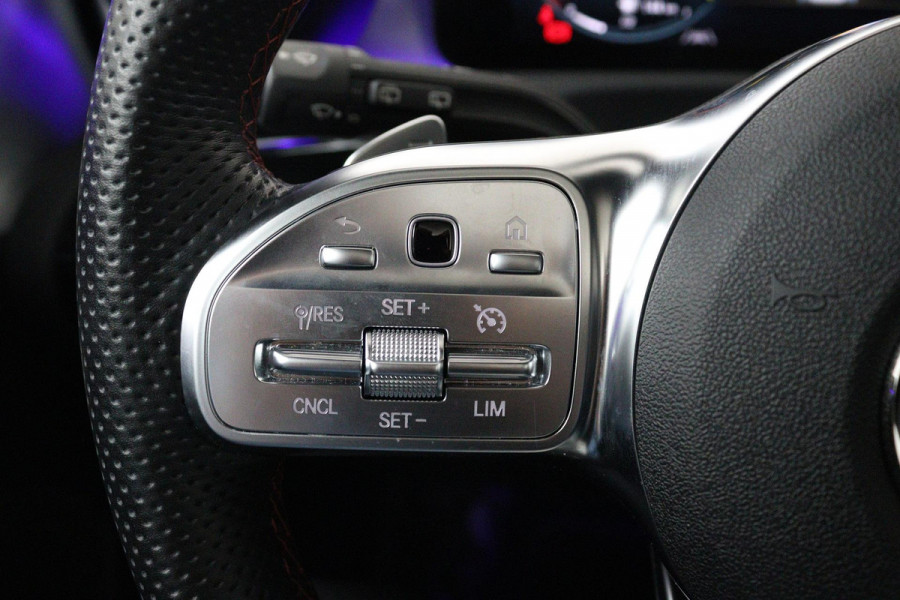 Mercedes-Benz A-Klasse 180 Business Solution AMG (PANORAMADAK, SFEERVERLICHTING, STOELVERWARMING, CAMERA, NAVIGATIE, NL-AUTO)