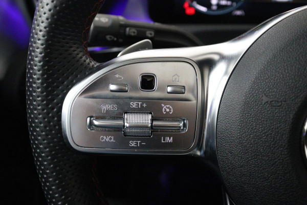 Mercedes-Benz A-Klasse 180 Business Solution AMG (PANORAMADAK, SFEERVERLICHTING, STOELVERWARMING, CAMERA, NAVIGATIE, NL-AUTO)