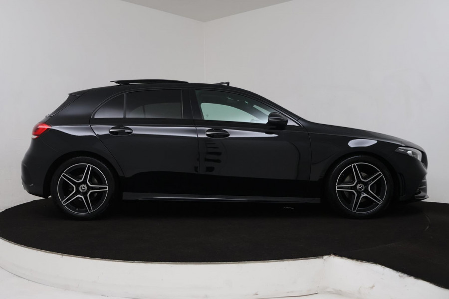 Mercedes-Benz A-Klasse 180 Business Solution AMG (PANORAMADAK, SFEERVERLICHTING, STOELVERWARMING, CAMERA, NAVIGATIE, NL-AUTO)