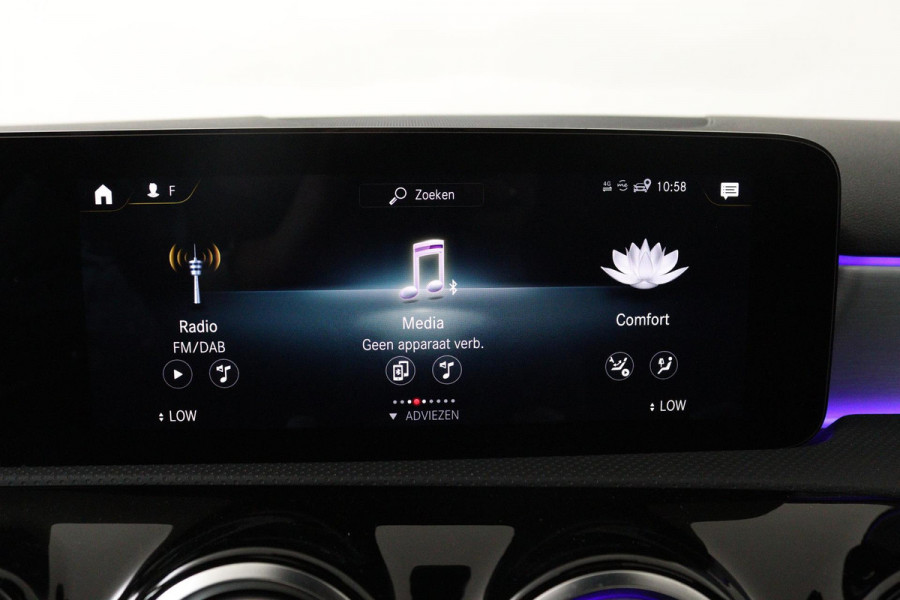 Mercedes-Benz A-Klasse 180 Business Solution AMG (PANORAMADAK, SFEERVERLICHTING, STOELVERWARMING, CAMERA, NAVIGATIE, NL-AUTO)