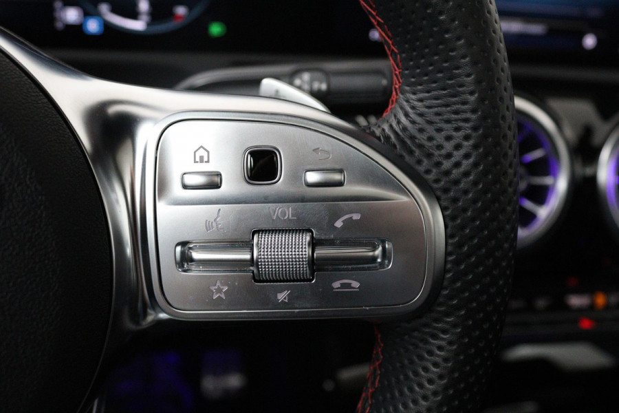 Mercedes-Benz A-Klasse 180 Business Solution AMG (PANORAMADAK, SFEERVERLICHTING, STOELVERWARMING, CAMERA, NAVIGATIE, NL-AUTO)