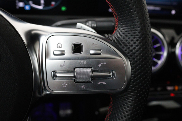 Mercedes-Benz A-Klasse 180 Business Solution AMG (PANORAMADAK, SFEERVERLICHTING, STOELVERWARMING, CAMERA, NAVIGATIE, NL-AUTO)