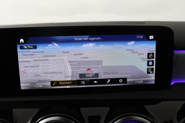 Mercedes-Benz A-Klasse 180 Business Solution AMG (PANORAMADAK, SFEERVERLICHTING, STOELVERWARMING, CAMERA, NAVIGATIE, NL-AUTO)
