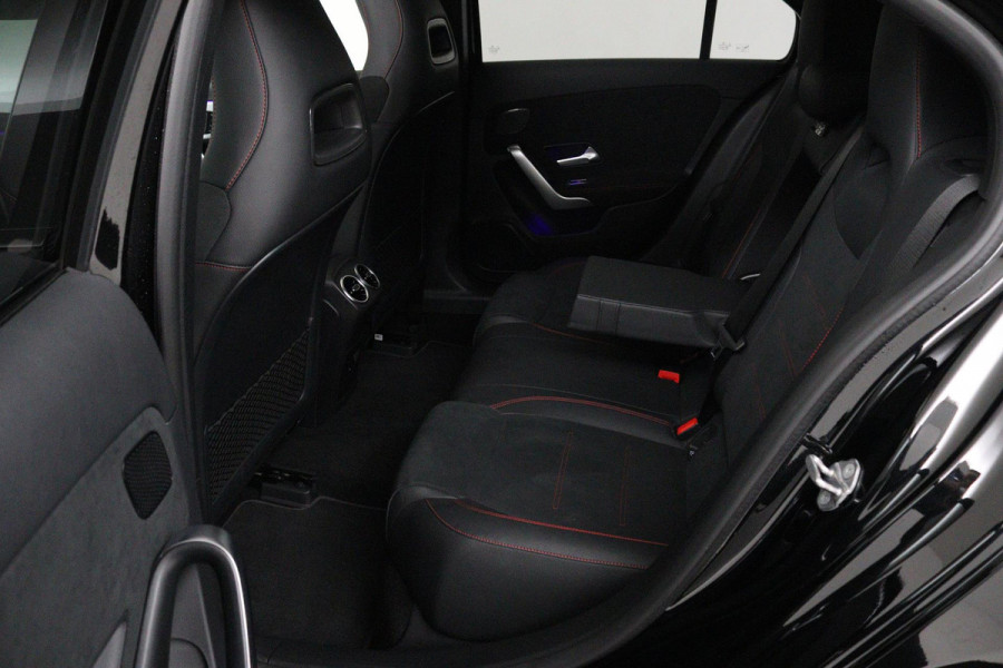 Mercedes-Benz A-Klasse 180 Business Solution AMG (PANORAMADAK, SFEERVERLICHTING, STOELVERWARMING, CAMERA, NAVIGATIE, NL-AUTO)