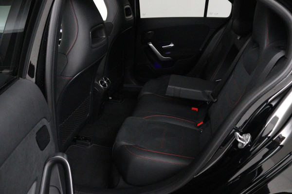 Mercedes-Benz A-Klasse 180 Business Solution AMG (PANORAMADAK, SFEERVERLICHTING, STOELVERWARMING, CAMERA, NAVIGATIE, NL-AUTO)