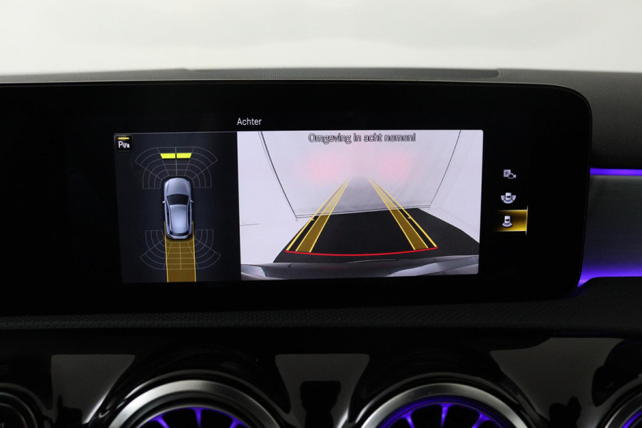 Mercedes-Benz A-Klasse 180 Business Solution AMG (PANORAMADAK, SFEERVERLICHTING, STOELVERWARMING, CAMERA, NAVIGATIE, NL-AUTO)