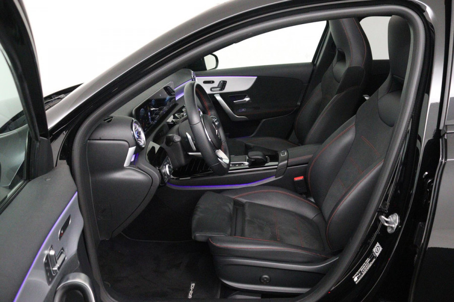 Mercedes-Benz A-Klasse 180 Business Solution AMG (PANORAMADAK, SFEERVERLICHTING, STOELVERWARMING, CAMERA, NAVIGATIE, NL-AUTO)