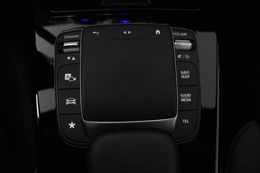 Mercedes-Benz A-Klasse 180 Business Solution AMG (PANORAMADAK, SFEERVERLICHTING, STOELVERWARMING, CAMERA, NAVIGATIE, NL-AUTO)