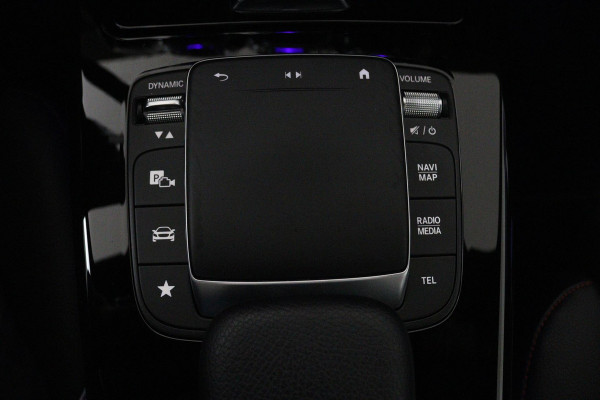 Mercedes-Benz A-Klasse 180 Business Solution AMG (PANORAMADAK, SFEERVERLICHTING, STOELVERWARMING, CAMERA, NAVIGATIE, NL-AUTO)