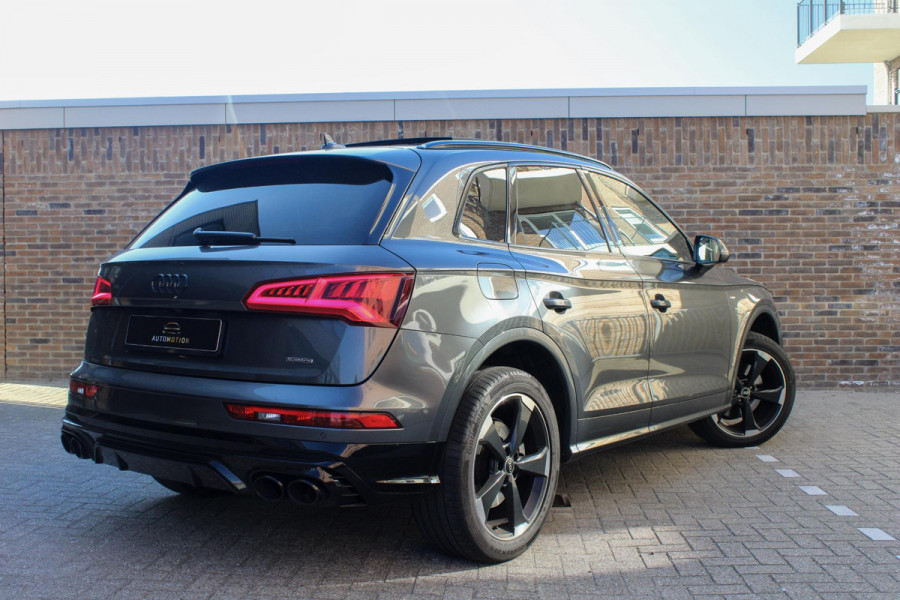Audi Q5 55 TFSI e quattro Competition | BTW | Pano | RS-zetels | Dodehoek detectie | Stoelverwarming onder andere voorzien van Panorama dak, RS stoelen, Dodehoek detectie, Sfeerverlichting, Elektrische stoelen, Afgevlakt S-line stuur, Achteruitrijcamera, Parkeerhulp, Stoelverwarming voor & achter & SQ5 diffuser.