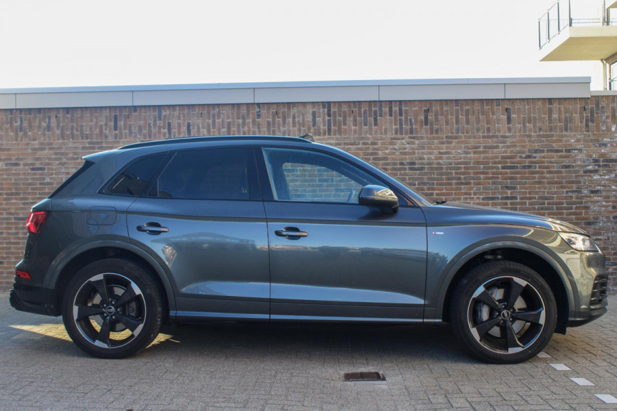 Audi Q5 55 TFSI e quattro Competition | BTW | Pano | RS-zetels | Dodehoek detectie | Stoelverwarming onder andere voorzien van Panorama dak, RS stoelen, Dodehoek detectie, Sfeerverlichting, Elektrische stoelen, Afgevlakt S-line stuur, Achteruitrijcamera, Parkeerhulp, Stoelverwarming voor & achter & SQ5 diffuser.