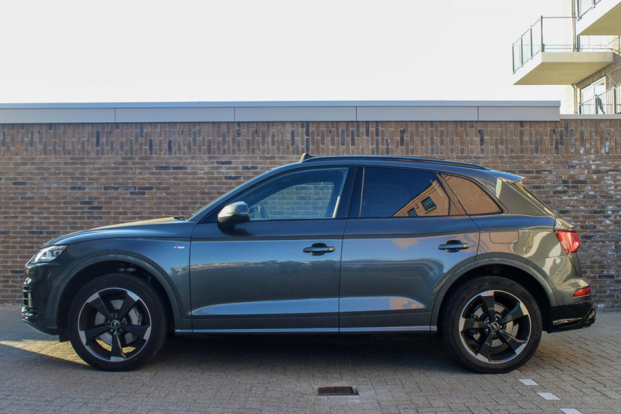Audi Q5 55 TFSI e quattro Competition | BTW | Pano | RS-zetels | Dodehoek detectie | Stoelverwarming onder andere voorzien van Panorama dak, RS stoelen, Dodehoek detectie, Sfeerverlichting, Elektrische stoelen, Afgevlakt S-line stuur, Achteruitrijcamera, Parkeerhulp, Stoelverwarming voor & achter & SQ5 diffuser.