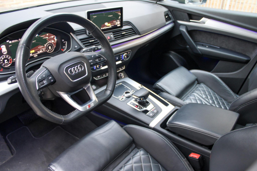 Audi Q5 55 TFSI e quattro Competition | BTW | Pano | RS-zetels | Dodehoek detectie | Stoelverwarming onder andere voorzien van Panorama dak, RS stoelen, Dodehoek detectie, Sfeerverlichting, Elektrische stoelen, Afgevlakt S-line stuur, Achteruitrijcamera, Parkeerhulp, Stoelverwarming voor & achter & SQ5 diffuser.