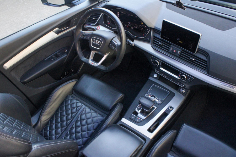 Audi Q5 55 TFSI e quattro Competition | BTW | Pano | RS-zetels | Dodehoek detectie | Stoelverwarming onder andere voorzien van Panorama dak, RS stoelen, Dodehoek detectie, Sfeerverlichting, Elektrische stoelen, Afgevlakt S-line stuur, Achteruitrijcamera, Parkeerhulp, Stoelverwarming voor & achter & SQ5 diffuser.