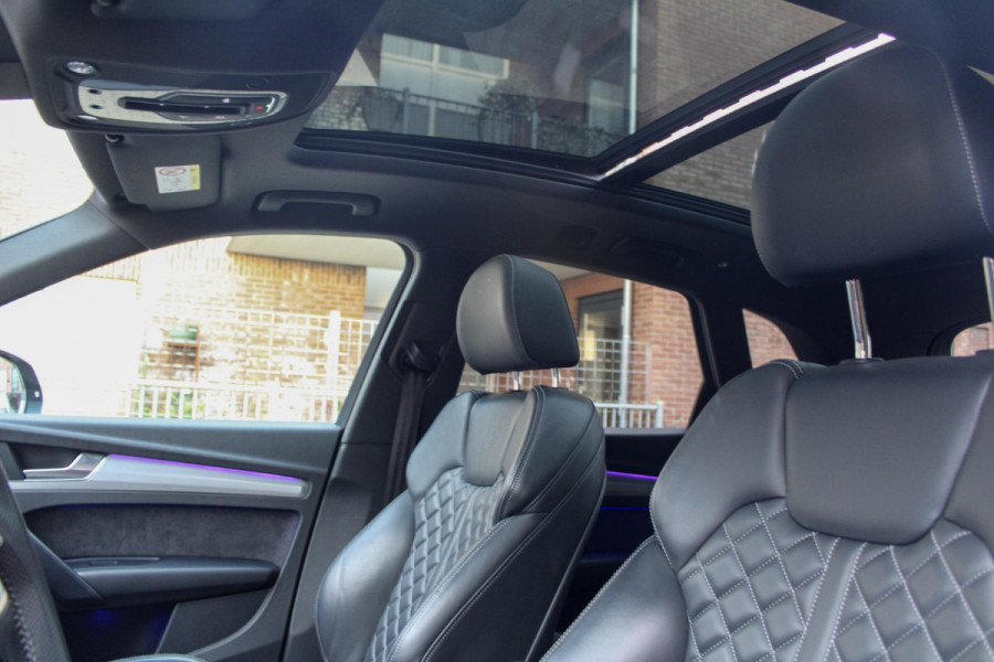 Audi Q5 55 TFSI e quattro Competition | BTW | Pano | RS-zetels | Dodehoek detectie | Stoelverwarming onder andere voorzien van Panorama dak, RS stoelen, Dodehoek detectie, Sfeerverlichting, Elektrische stoelen, Afgevlakt S-line stuur, Achteruitrijcamera, Parkeerhulp, Stoelverwarming voor & achter & SQ5 diffuser.