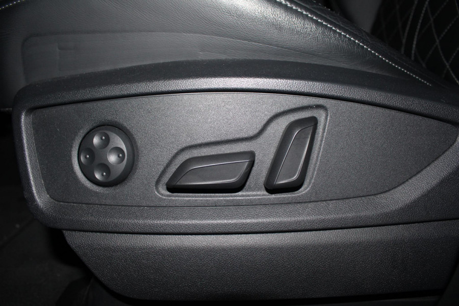 Audi Q5 55 TFSI e quattro Competition | BTW | Pano | RS-zetels | Dodehoek detectie | Stoelverwarming onder andere voorzien van Panorama dak, RS stoelen, Dodehoek detectie, Sfeerverlichting, Elektrische stoelen, Afgevlakt S-line stuur, Achteruitrijcamera, Parkeerhulp, Stoelverwarming voor & achter & SQ5 diffuser.