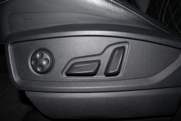 Audi Q5 55 TFSI e quattro Competition | BTW | Pano | RS-zetels | Dodehoek detectie | Stoelverwarming onder andere voorzien van Panorama dak, RS stoelen, Dodehoek detectie, Sfeerverlichting, Elektrische stoelen, Afgevlakt S-line stuur, Achteruitrijcamera, Parkeerhulp, Stoelverwarming voor & achter & SQ5 diffuser.