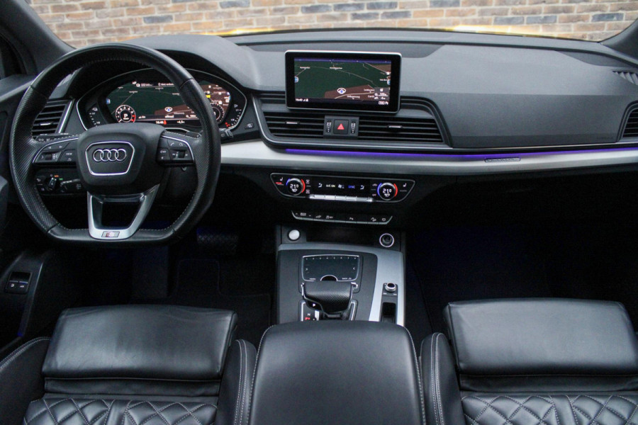 Audi Q5 55 TFSI e quattro Competition | BTW | Pano | RS-zetels | Dodehoek detectie | Stoelverwarming onder andere voorzien van Panorama dak, RS stoelen, Dodehoek detectie, Sfeerverlichting, Elektrische stoelen, Afgevlakt S-line stuur, Achteruitrijcamera, Parkeerhulp, Stoelverwarming voor & achter & SQ5 diffuser.
