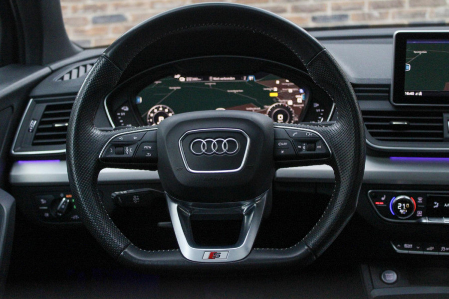 Audi Q5 55 TFSI e quattro Competition | BTW | Pano | RS-zetels | Dodehoek detectie | Stoelverwarming onder andere voorzien van Panorama dak, RS stoelen, Dodehoek detectie, Sfeerverlichting, Elektrische stoelen, Afgevlakt S-line stuur, Achteruitrijcamera, Parkeerhulp, Stoelverwarming voor & achter & SQ5 diffuser.
