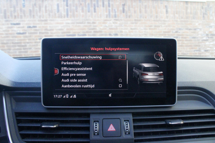 Audi Q5 55 TFSI e quattro Competition | BTW | Pano | RS-zetels | Dodehoek detectie | Stoelverwarming onder andere voorzien van Panorama dak, RS stoelen, Dodehoek detectie, Sfeerverlichting, Elektrische stoelen, Afgevlakt S-line stuur, Achteruitrijcamera, Parkeerhulp, Stoelverwarming voor & achter & SQ5 diffuser.