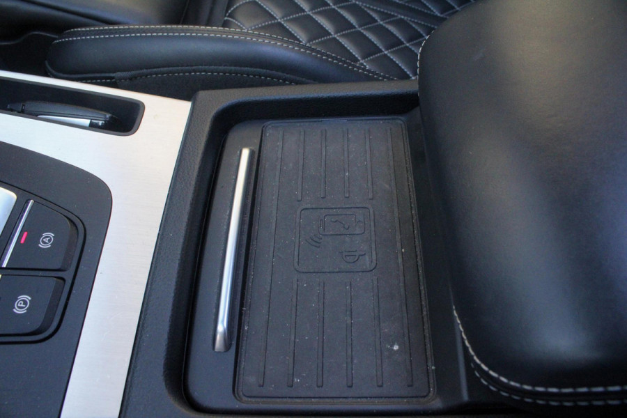 Audi Q5 55 TFSI e quattro Competition | BTW | Pano | RS-zetels | Dodehoek detectie | Stoelverwarming onder andere voorzien van Panorama dak, RS stoelen, Dodehoek detectie, Sfeerverlichting, Elektrische stoelen, Afgevlakt S-line stuur, Achteruitrijcamera, Parkeerhulp, Stoelverwarming voor & achter & SQ5 diffuser.