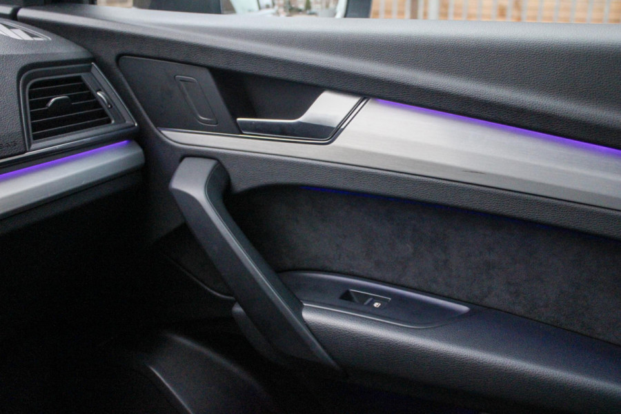 Audi Q5 55 TFSI e quattro Competition | BTW | Pano | RS-zetels | Dodehoek detectie | Stoelverwarming onder andere voorzien van Panorama dak, RS stoelen, Dodehoek detectie, Sfeerverlichting, Elektrische stoelen, Afgevlakt S-line stuur, Achteruitrijcamera, Parkeerhulp, Stoelverwarming voor & achter & SQ5 diffuser.