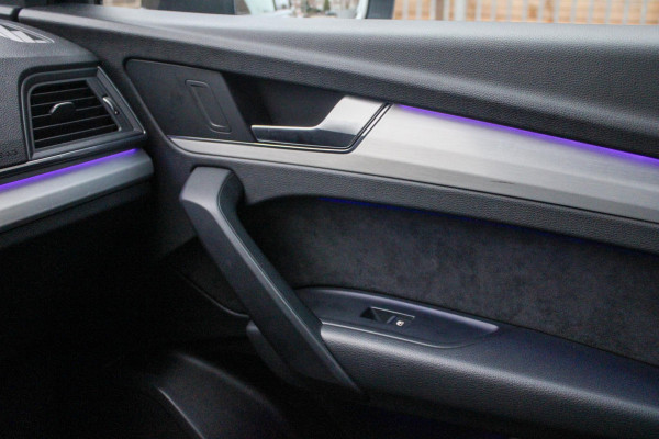 Audi Q5 55 TFSI e quattro Competition | BTW | Pano | RS-zetels | Dodehoek detectie | Stoelverwarming onder andere voorzien van Panorama dak, RS stoelen, Dodehoek detectie, Sfeerverlichting, Elektrische stoelen, Afgevlakt S-line stuur, Achteruitrijcamera, Parkeerhulp, Stoelverwarming voor & achter & SQ5 diffuser.