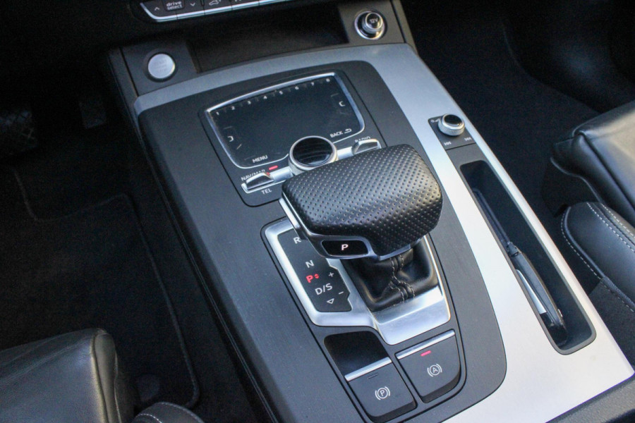 Audi Q5 55 TFSI e quattro Competition | BTW | Pano | RS-zetels | Dodehoek detectie | Stoelverwarming onder andere voorzien van Panorama dak, RS stoelen, Dodehoek detectie, Sfeerverlichting, Elektrische stoelen, Afgevlakt S-line stuur, Achteruitrijcamera, Parkeerhulp, Stoelverwarming voor & achter & SQ5 diffuser.