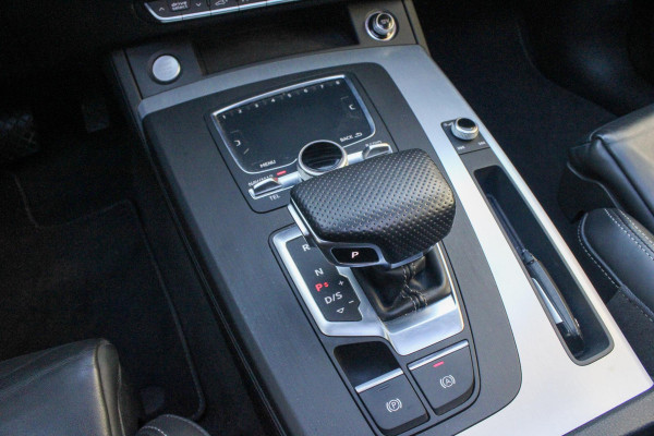 Audi Q5 55 TFSI e quattro Competition | BTW | Pano | RS-zetels | Dodehoek detectie | Stoelverwarming onder andere voorzien van Panorama dak, RS stoelen, Dodehoek detectie, Sfeerverlichting, Elektrische stoelen, Afgevlakt S-line stuur, Achteruitrijcamera, Parkeerhulp, Stoelverwarming voor & achter & SQ5 diffuser.