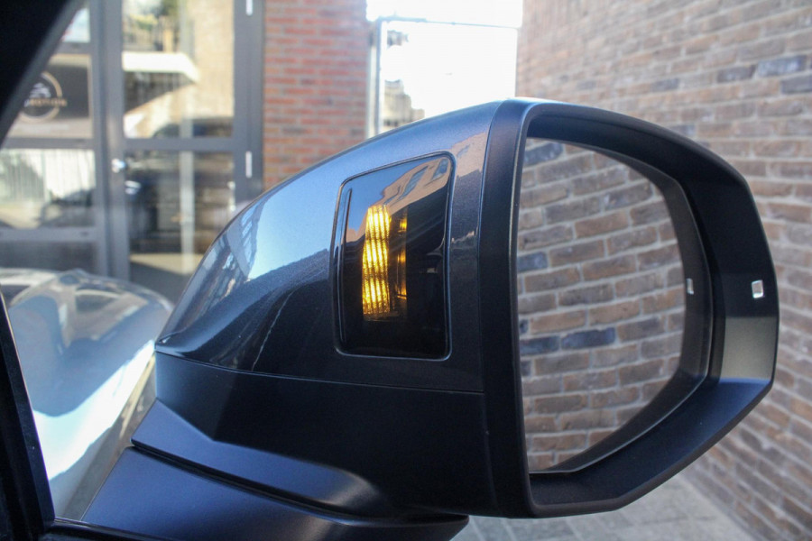 Audi Q5 55 TFSI e quattro Competition | BTW | Pano | RS-zetels | Dodehoek detectie | Stoelverwarming onder andere voorzien van Panorama dak, RS stoelen, Dodehoek detectie, Sfeerverlichting, Elektrische stoelen, Afgevlakt S-line stuur, Achteruitrijcamera, Parkeerhulp, Stoelverwarming voor & achter & SQ5 diffuser.
