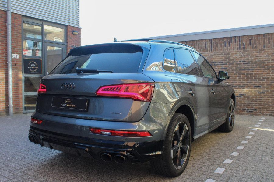 Audi Q5 55 TFSI e quattro Competition | BTW | Pano | RS-zetels | Dodehoek detectie | Stoelverwarming onder andere voorzien van Panorama dak, RS stoelen, Dodehoek detectie, Sfeerverlichting, Elektrische stoelen, Afgevlakt S-line stuur, Achteruitrijcamera, Parkeerhulp, Stoelverwarming voor & achter & SQ5 diffuser.