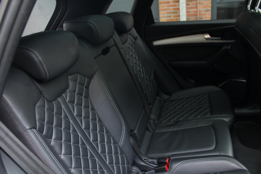 Audi Q5 55 TFSI e quattro Competition | BTW | Pano | RS-zetels | Dodehoek detectie | Stoelverwarming onder andere voorzien van Panorama dak, RS stoelen, Dodehoek detectie, Sfeerverlichting, Elektrische stoelen, Afgevlakt S-line stuur, Achteruitrijcamera, Parkeerhulp, Stoelverwarming voor & achter & SQ5 diffuser.