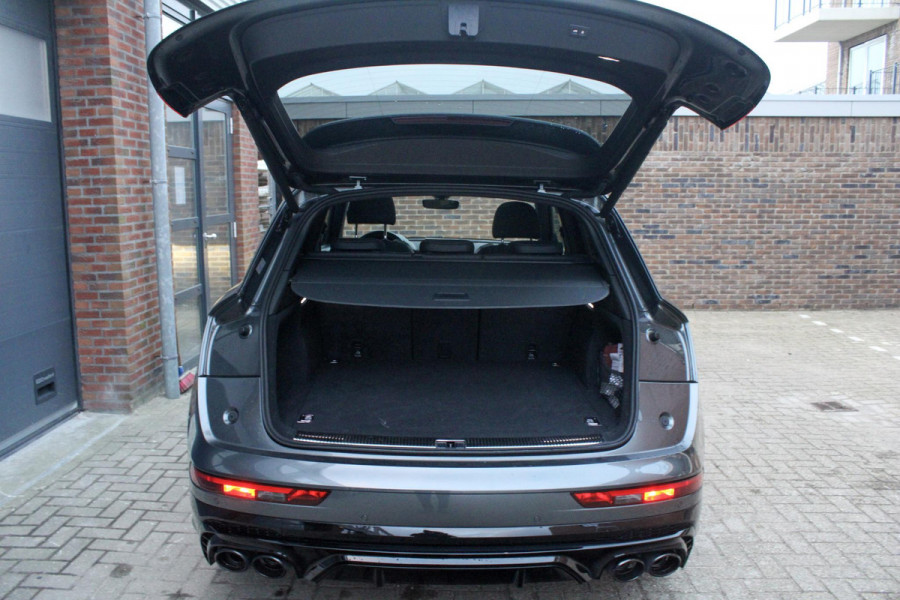 Audi Q5 55 TFSI e quattro Competition | BTW | Pano | RS-zetels | Dodehoek detectie | Stoelverwarming onder andere voorzien van Panorama dak, RS stoelen, Dodehoek detectie, Sfeerverlichting, Elektrische stoelen, Afgevlakt S-line stuur, Achteruitrijcamera, Parkeerhulp, Stoelverwarming voor & achter & SQ5 diffuser.