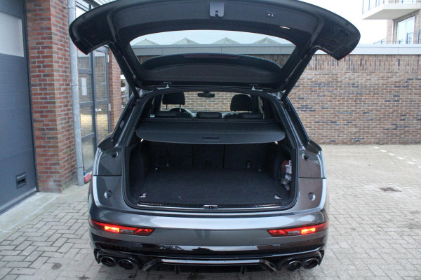 Audi Q5 55 TFSI e quattro Competition | BTW | Pano | RS-zetels | Dodehoek detectie | Stoelverwarming onder andere voorzien van Panorama dak, RS stoelen, Dodehoek detectie, Sfeerverlichting, Elektrische stoelen, Afgevlakt S-line stuur, Achteruitrijcamera, Parkeerhulp, Stoelverwarming voor & achter & SQ5 diffuser.