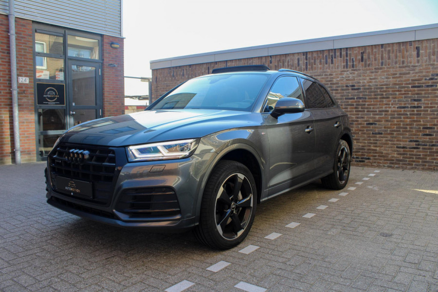 Audi Q5 55 TFSI e quattro Competition | BTW | Pano | RS-zetels | Dodehoek detectie | Stoelverwarming onder andere voorzien van Panorama dak, RS stoelen, Dodehoek detectie, Sfeerverlichting, Elektrische stoelen, Afgevlakt S-line stuur, Achteruitrijcamera, Parkeerhulp, Stoelverwarming voor & achter & SQ5 diffuser.