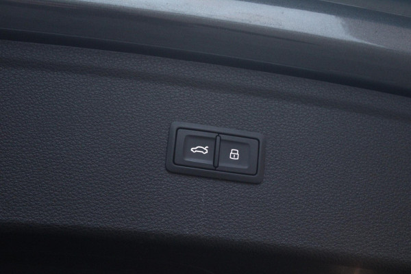 Audi Q5 55 TFSI e quattro Competition | BTW | Pano | RS-zetels | Dodehoek detectie | Stoelverwarming onder andere voorzien van Panorama dak, RS stoelen, Dodehoek detectie, Sfeerverlichting, Elektrische stoelen, Afgevlakt S-line stuur, Achteruitrijcamera, Parkeerhulp, Stoelverwarming voor & achter & SQ5 diffuser.