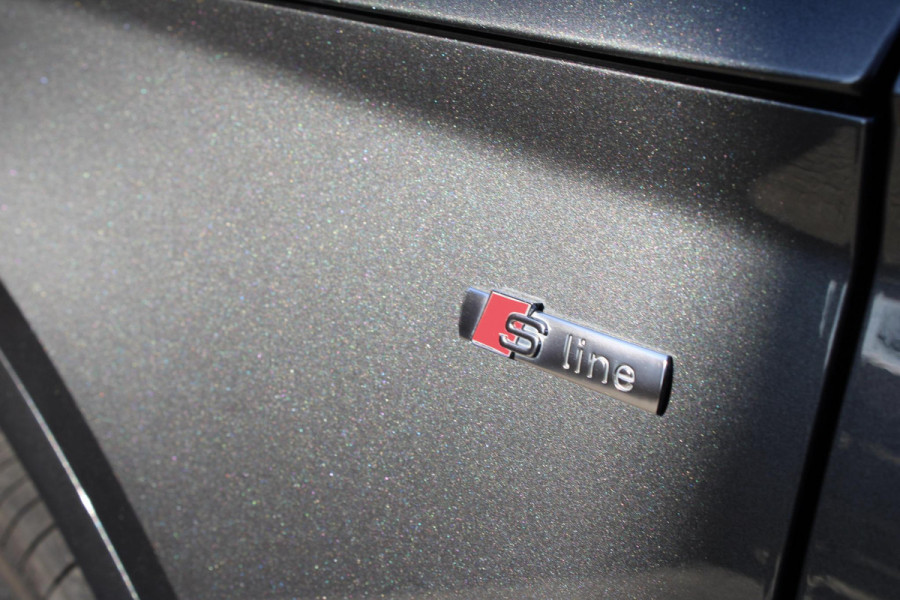 Audi Q5 55 TFSI e quattro Competition | BTW | Pano | RS-zetels | Dodehoek detectie | Stoelverwarming onder andere voorzien van Panorama dak, RS stoelen, Dodehoek detectie, Sfeerverlichting, Elektrische stoelen, Afgevlakt S-line stuur, Achteruitrijcamera, Parkeerhulp, Stoelverwarming voor & achter & SQ5 diffuser.