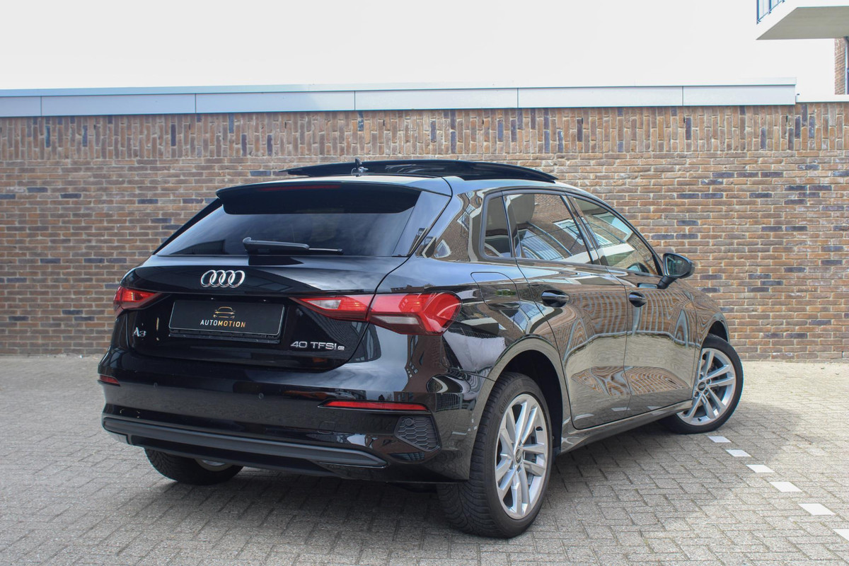 Audi A3 Sportback 40 TFSI e Adv.Ed. PANO | StoelVW | HUD Onder andere voorzien van: Panorama dak, lane assist, front assist, afgevlakt sportstuur, Head-up display, stoelverwarming, parkeersensoren voor & achter Audi A3 Sportback 40 TFSI e Adv.Ed. PANO | StoelVW | HUD Onder andere voorzien van: Panorama dak, lane assist, front assist, afgevlakt sportstuur, Head-up display, stoelverwarming, parkeersensoren voor & achter