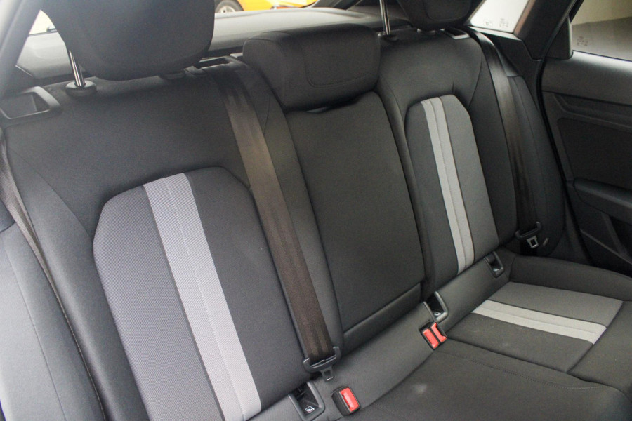 Audi A3 Sportback 40 TFSI e Adv.Ed. PANO | StoelVW | HUD    Onder andere voorzien van: Panorama dak, lane assist, front assist, afgevlakt sportstuur, Head-up display, stoelverwarming, parkeersensoren voor & achter