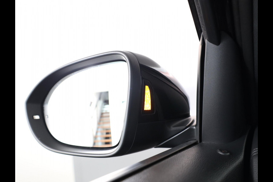 Volkswagen T-Roc 1.5 TSI R-Line 150 pk Automaat DSG) | Verlengde garantie | Navigatie via App | Parkeersensoren (Park assist) | Acteruitrijcamera | Black Style pakket | R-Line |