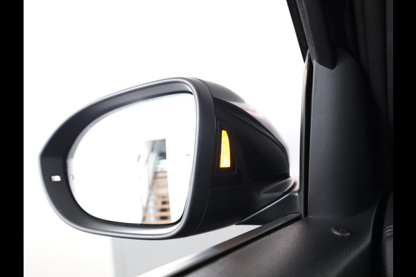 Volkswagen T-Roc 1.5 TSI R-Line 150 pk Automaat DSG) | Verlengde garantie | Navigatie via App | Parkeersensoren (Park assist) | Acteruitrijcamera | Black Style pakket | R-Line |