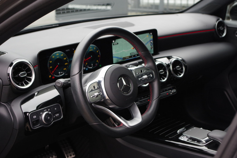 Mercedes-Benz A-Klasse 200 164 PK Automaat AMG-Line Business Solutions, Night-Pakket, Panoramadak, LED, Camera, Leder-Alcantara