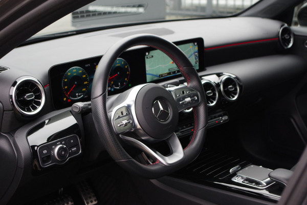 Mercedes-Benz A-Klasse 200 164 PK Automaat AMG-Line Business Solutions, Night-Pakket, Panoramadak, LED, Camera, Leder-Alcantara