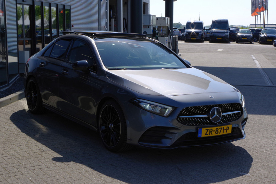 Mercedes-Benz A-Klasse 200 164 PK Automaat AMG-Line Business Solutions, Night-Pakket, Panoramadak, LED, Camera, Leder-Alcantara